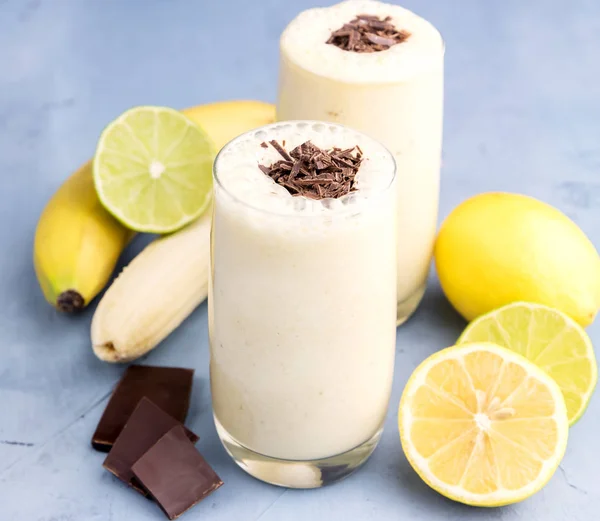 Batido de banana e limão com chocolate Pequeno-almoço saudável — Fotografia de Stock