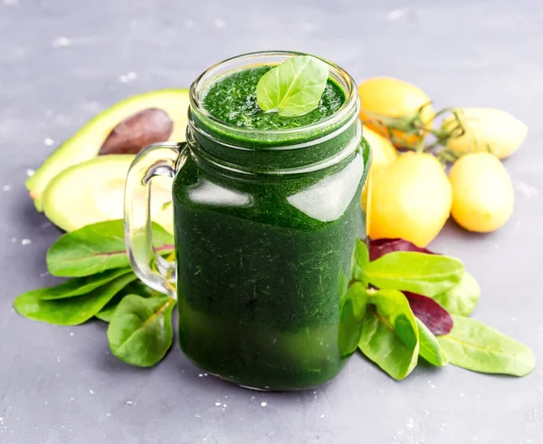 Smoothie verde em uma caneca frasco Alimentos saudáveis e desintoxicação . — Fotografia de Stock