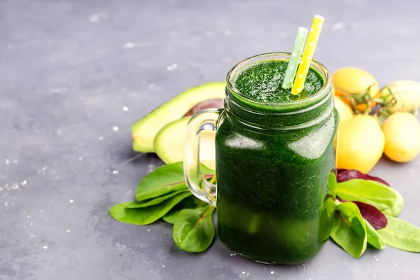Smoothie verde em uma caneca de vidro Alimentos saudáveis e desintoxicação . — Fotografia de Stock