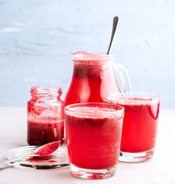 Çilek ile bardaklarda Limonata Detoks