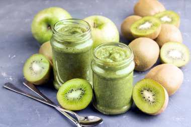 Yeşil elma ve kivi ile yeşil Detoks güler yüzlü