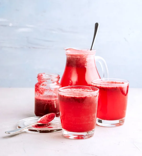 Limonada desintoxicante en vasos con bayas —  Fotos de Stock