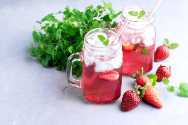 Buz ve nane kupa kavanozların içinde çilek limonata