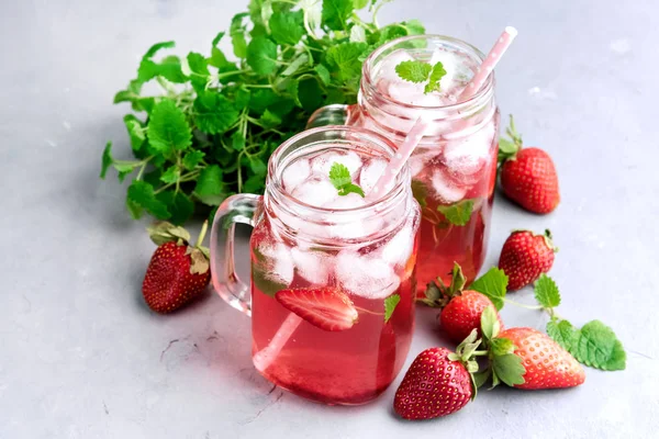 Limonada de fresa con hielo y menta en frascos de taza de vidrio — Foto de Stock
