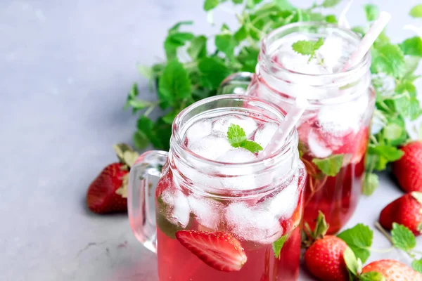 Limonada de fresa con hielo y menta en frascos de taza de vidrio — Foto de Stock