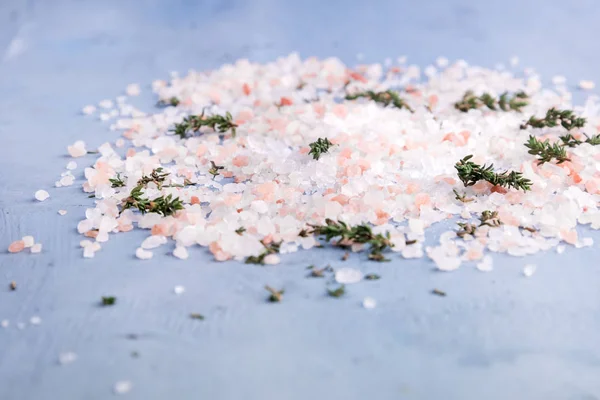 Sal himalaia rosa com ervas Fundo azul — Fotografia de Stock