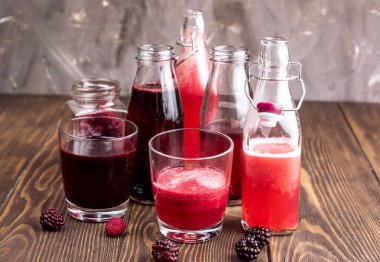 Taze ev yapımı berry limonata posa ile şişe