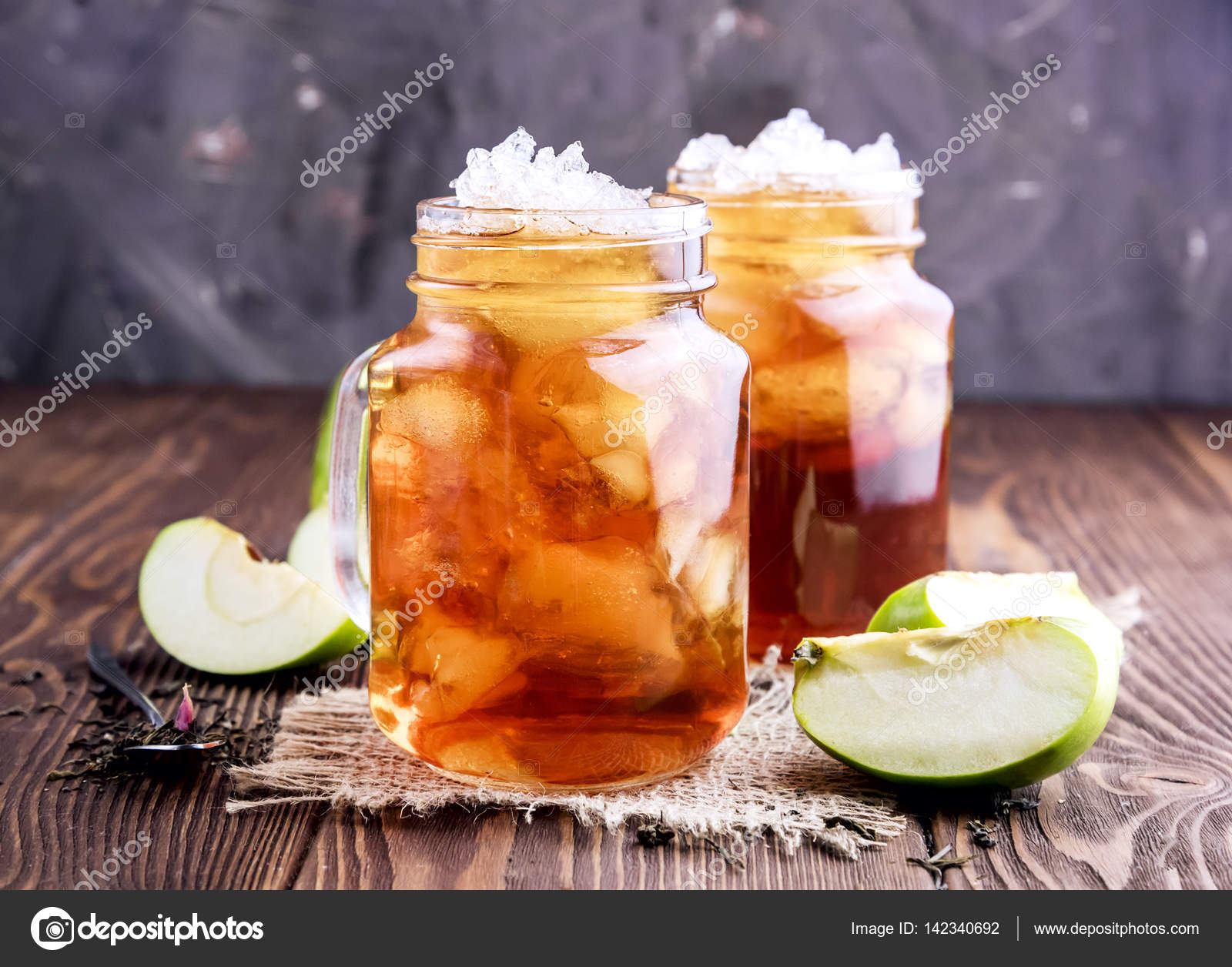 Two glass jars with iced tea on rustic background — Stock Photo