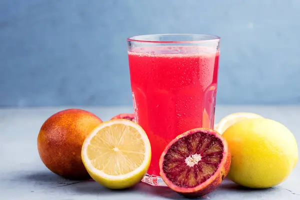 Gafas con sangre naranja y limonada de limón Lugar para texto Fondo azul — Foto de Stock