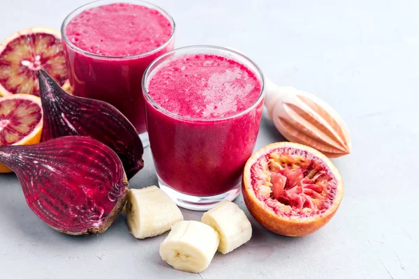 Sağlıklı pancar, portakal ve muz smoothie ahşap arka plan kopya alanı sağlıklı gıda