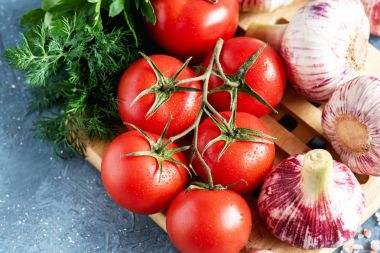 Taze sebze salata domates sarımsak dereotu maydanoz üst görünümü için