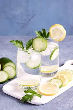Salatalık limon suyuyla Detoks ve soğuk içecek soğuk lemonad sebze ve narenciye dikey fotoğraf kireç