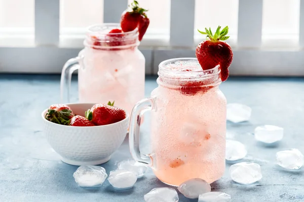 ガラスのレモネード、新鮮なイチゴとストロベリー レモネード瓶ボウル横写真でマグカップの溶融氷キューブ新鮮なイチゴ — ストック写真