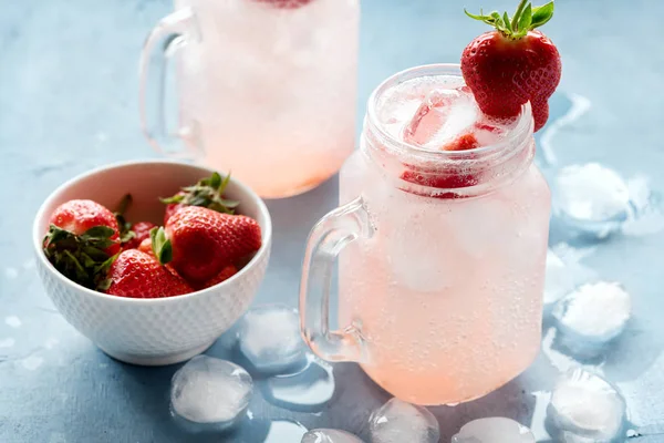 Limonada de fresa con fresas frescas Limonada en frascos de vidrio taza Cubo de hielo derretido Fresas frescas en cuenco Foto horizontal —  Fotos de Stock