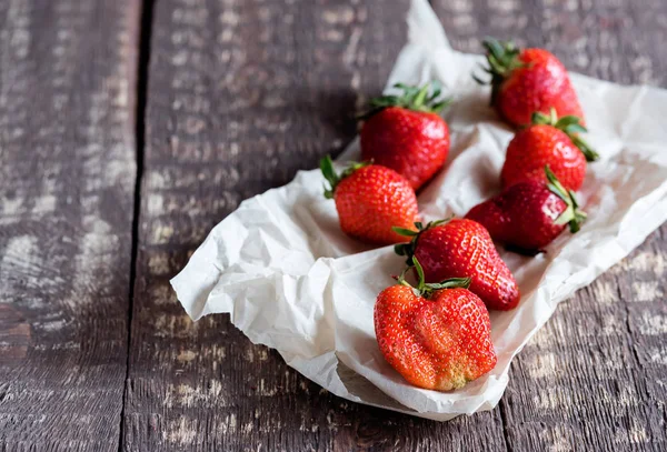 Frische Erdbeeren rote Erdbeeren schöne Erdbeeren am Spieß Erdbeeren auf Holzbrett horizontal Foto — Stockfoto