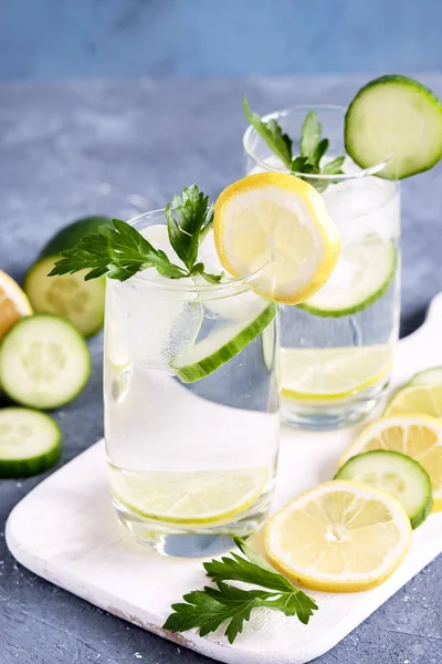 Cerrar vaso de agua de desintoxicación con pepino limón y lima Bebida fría Limonada fría con verduras y cítricos — Foto de Stock