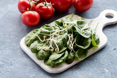 Ahşap tahta ham taze kırmızı domates sağlıklı gıda diyet gıda üzerinde taze Çiğ ıspanak