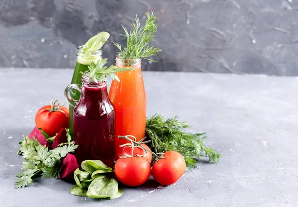 Flaschen Gemüse Säfte Entgiftungsgetränk — Stockfoto
