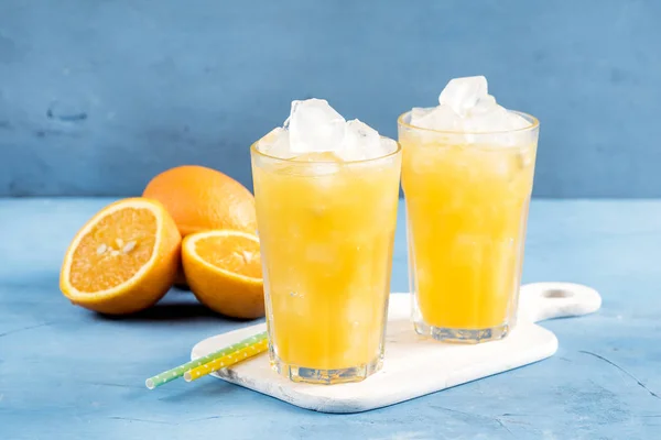 Vaso de zumo de naranja con cubitos de hielo Naranja fría fresca — Foto de Stock