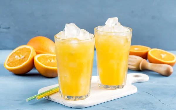 Vaso de zumo de naranja con cubitos de hielo Naranja fría fresca — Foto de Stock