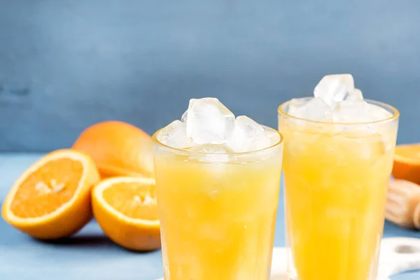 Стекло апельсинового сока со льдом — стоковое фото