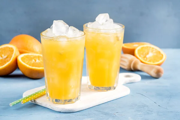 Vaso de zumo de naranja con cubitos de hielo Naranja fría fresca — Foto de Stock