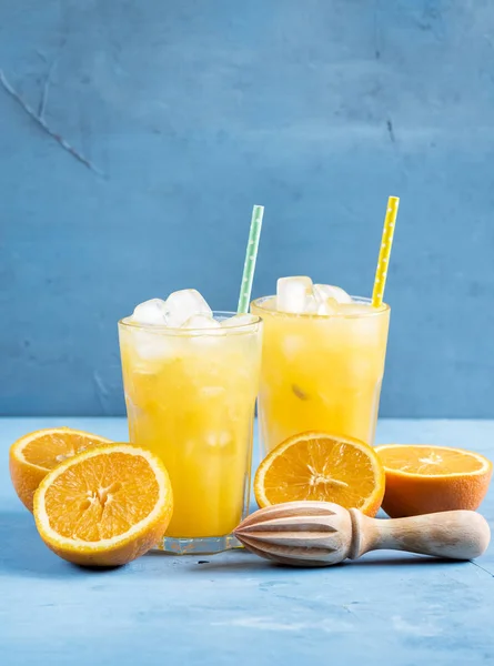 Glas sinaasappelsap met ijs kubussen koude oranje vers — Stockfoto