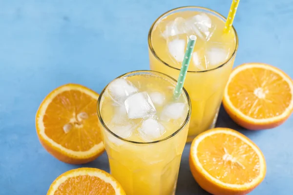 Glas sinaasappelsap met ijs kubussen koude oranje vers — Stockfoto