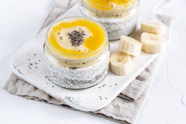 Chia tohum puding cam. Superfoods kavramı kopya alanı ile. Sağlıklı vegan gıda