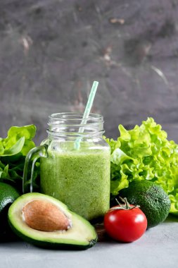 Yeşil smoothie avokado güler yüzlü diyet beslenme sağlıklı gıda dikey fotoğraf