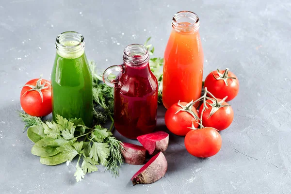 Detox-Diät. Gesunde Ernährung. verschiedene bunte frische Säfte Gemüsesaft Kopierraum — Stockfoto