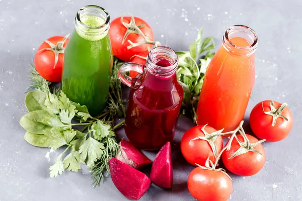 Detox-Diät. Gesunde Ernährung. verschiedene bunte frische Säfte Gemüsesaft Draufsicht — Stockfoto
