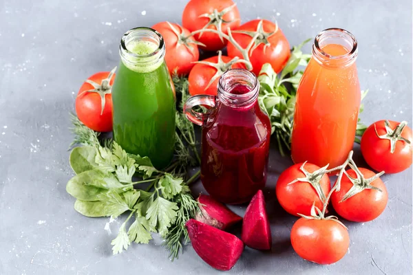 Detox-Diät. Gesunde Ernährung. verschiedene bunte frische Säfte Gemüse Saft Draufsicht Kopierraum — Stockfoto