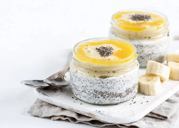 Chia tohum puding cam. Superfoods kavramı kopya alanı ile. Sağlıklı vegan gıda