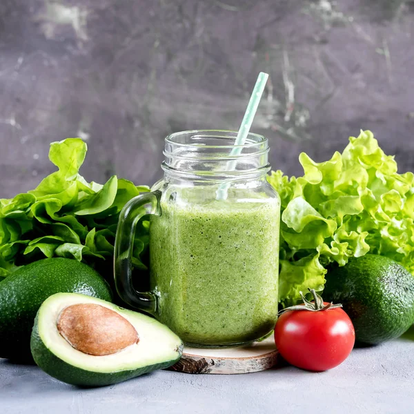 Smoothie verde Smoothie abacate Dieta comer alimentos saudáveis — Fotografia de Stock