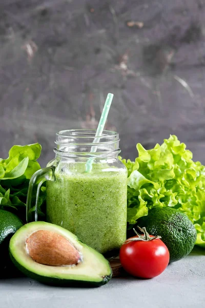 緑のスムージー アボカドのスムージー ダイエット食健康食品垂直写真 — ストック写真
