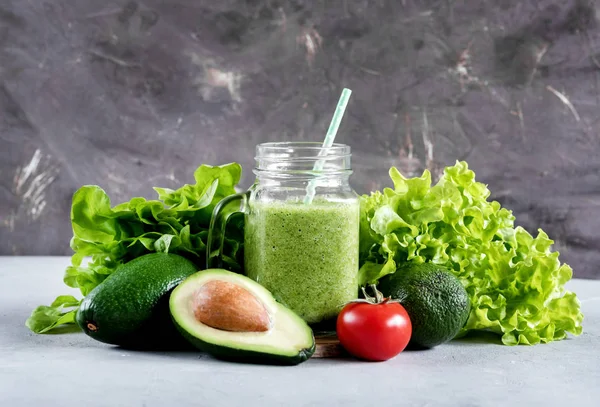 Smoothie verde Smoothie abacate Dieta comer alimentos saudáveis — Fotografia de Stock