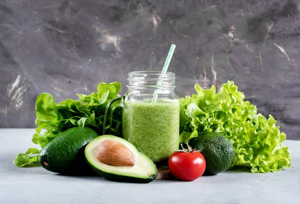 Yeşil smoothie avokado güler yüzlü diyet beslenme sağlıklı gıda