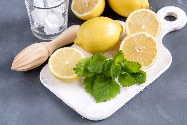 Ferahlık yaz içeceği için malzemeler. Limonata limon için geleneksel malzemeler nane ve ahşap sıkacağı nane yaprağı üstten görünüm buz