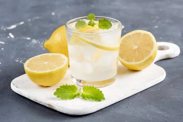 Ferahlık yaz içeceği. Geleneksel limonata limon nane ve buz ile