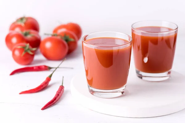 Gläser Mit Leckerem Tomatensaft Mit Rohen Tomaten Auf Weißem Holzhintergrund — Stockfoto