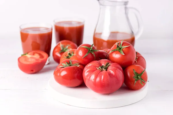 Gläser Mit Leckerem Tomatensaft Mit Rohen Tomaten Auf Weißem Holzhintergrund — Stockfoto