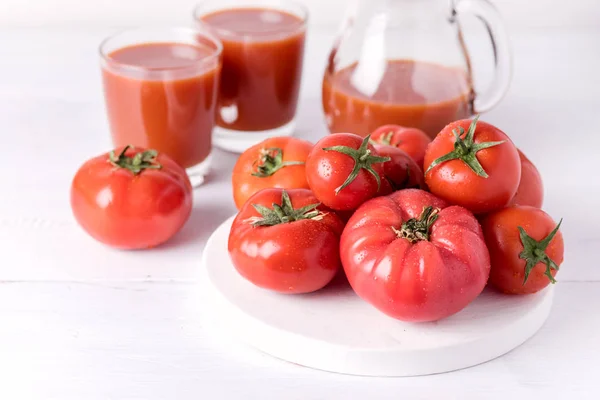Gläser Mit Leckerem Tomatensaft Mit Rohen Tomaten Auf Weißem Holzhintergrund — Stockfoto