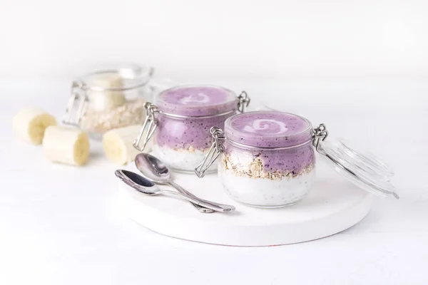 Chia tohum puding yulaf muz ve yaban mersini yoğurt Vejetaryen Vegan diyet sağlıklı gıda beyaz arka plan kopya alanı ile