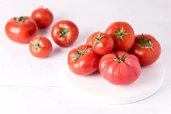 Deliciosos Tomates Crudos Frescos Fondo Madera Blanca Vegetal — Foto de Stock