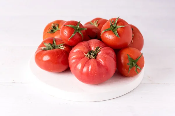 Deliciosos Tomates Crus Frescos Vegetable Fundo Madeira Branco — Fotografia de Stock