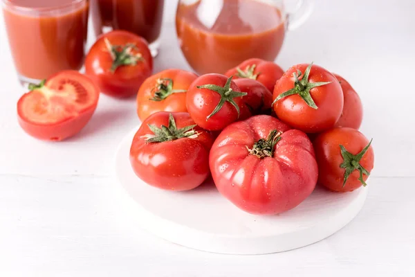 Gläser Mit Leckerem Tomatensaft Mit Rohen Tomaten Auf Weißem Holzboden — Stockfoto