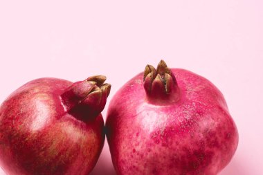 İki Lezzetli Taze Olgun Nar Pembe Arkaplan Yatay Yakın Çekim