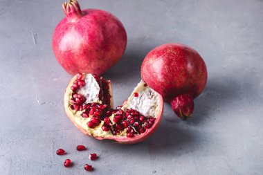 İki Lezzetli Taze Olgun Nar Pembe Arkaplan Yatay Yakın Çekim