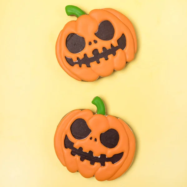 Halloween hembakat pepparkakor Cookies Halloween godis på gul bakgrund Square Ovanifrån — Stockfoto